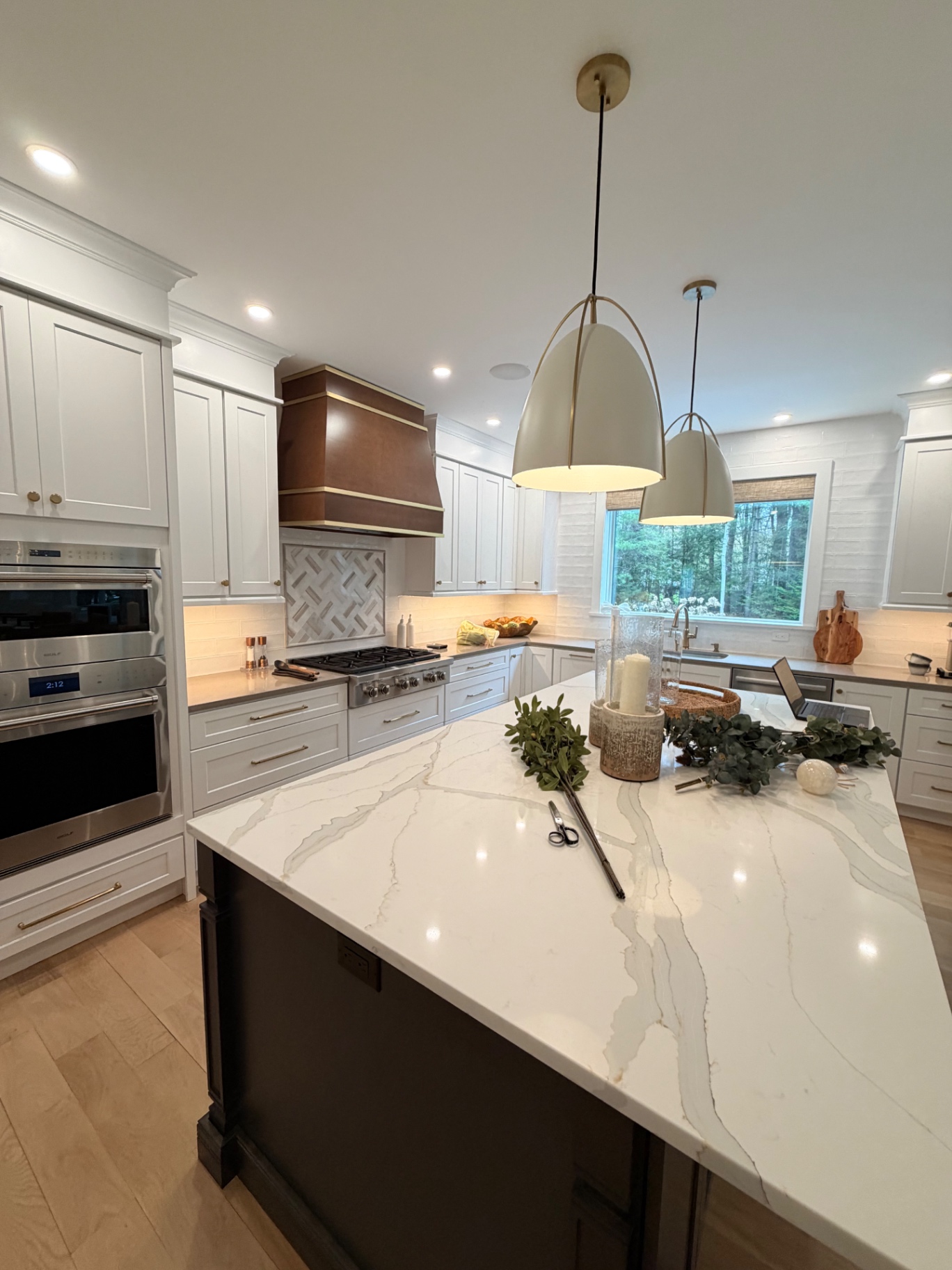 Spotless kitchen island with quartz countertop